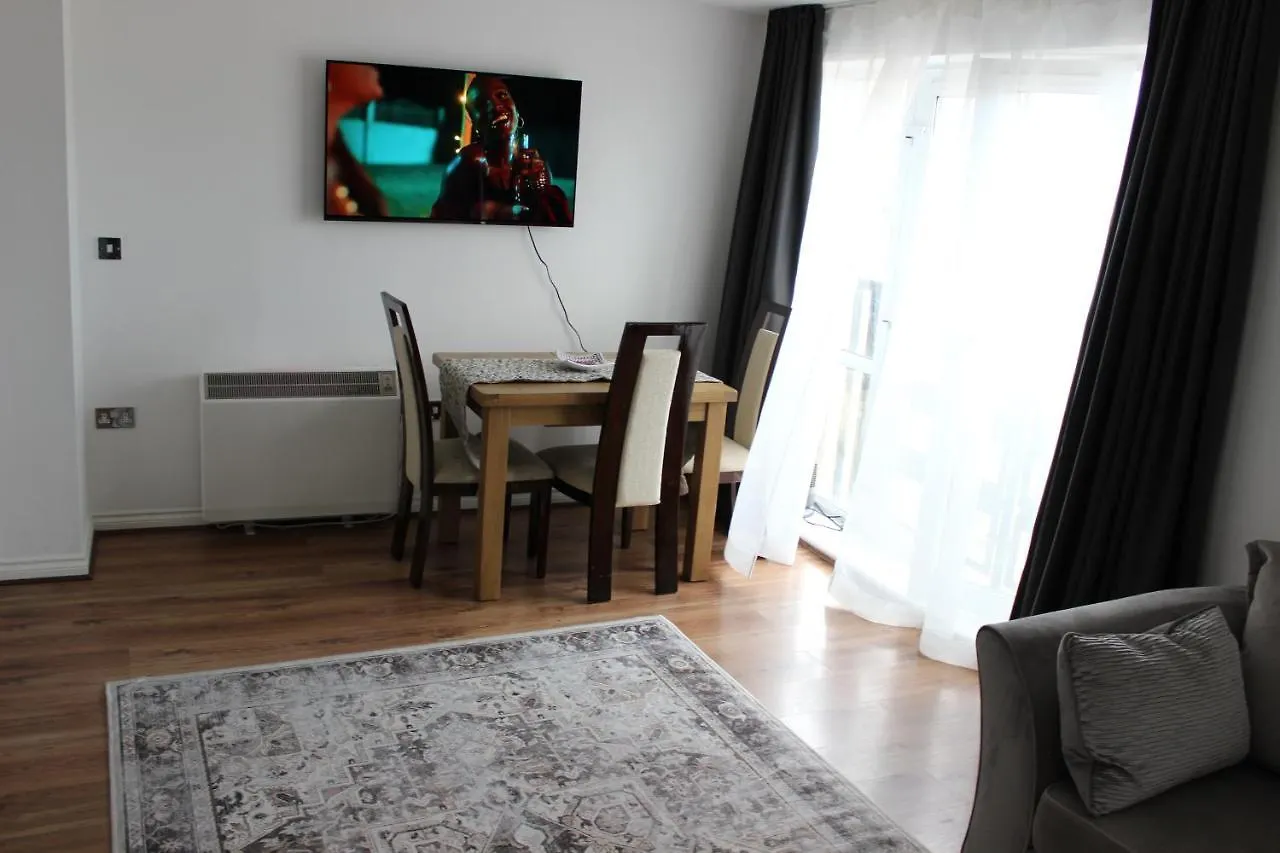 Apartment Lovely 2-Bedroom, 1 Bathroom Home, Sleeps 4 London
