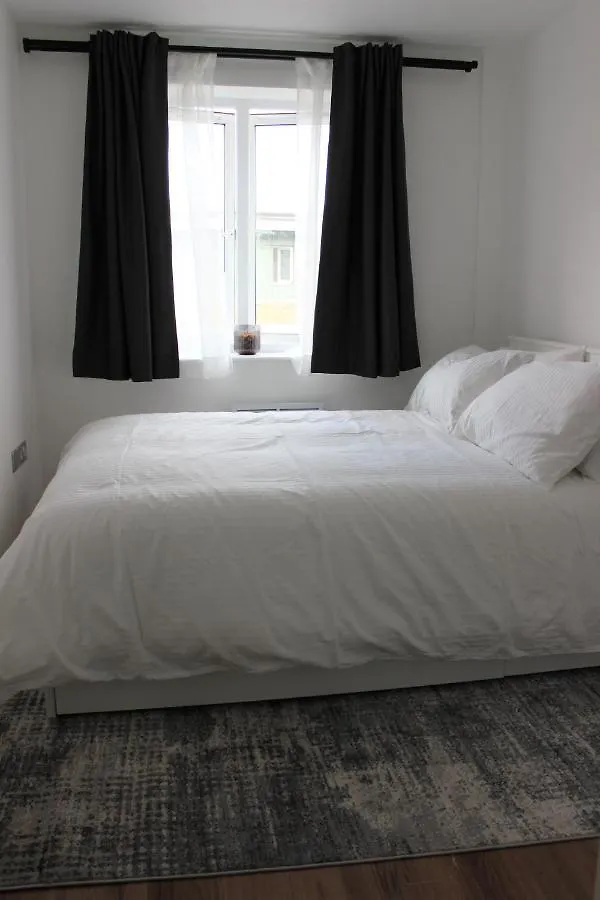 Lovely 2-Bedroom, 1 Bathroom Home, Sleeps 4 London