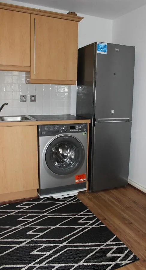 Apartment Lovely 2-Bedroom, 1 Bathroom Home, Sleeps 4 London