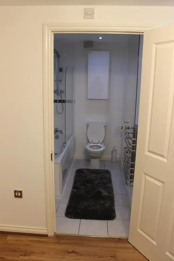 Apartment Lovely 2-Bedroom, 1 Bathroom Home, Sleeps 4 London