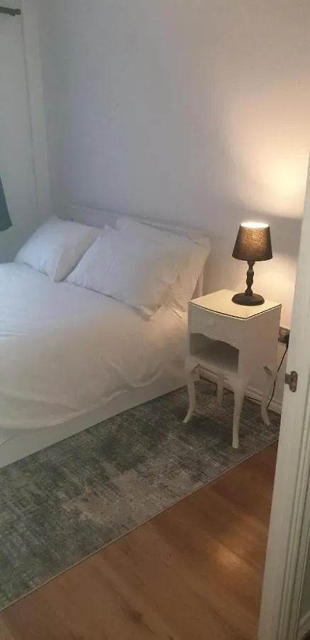 Lovely 2-Bedroom, 1 Bathroom Home, Sleeps 4 London 0*,