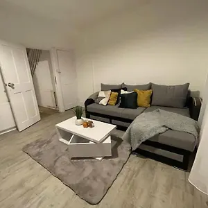 Beautiful 2 Bedroom On Tower Bridge Apartment London
