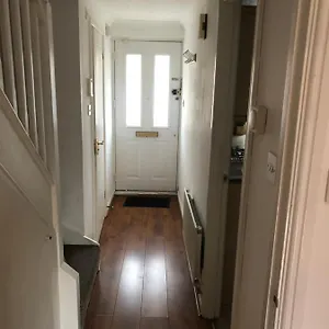 Holiday home Lovely 3 Bed Semi Detached House With Off Street Parking Located In A Quiet Close, London
